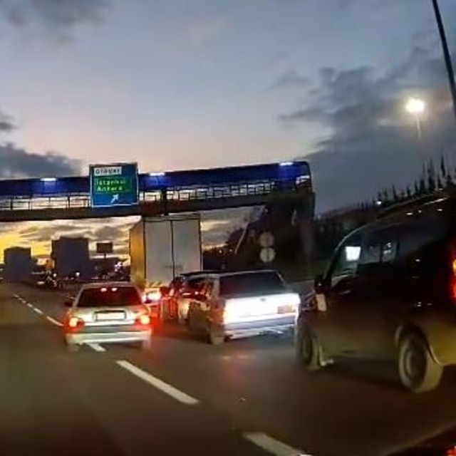 Düğün konvoyunda trafiği tehlikeye attılar