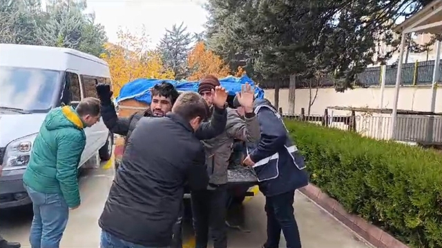 Amasya'da özel düzenek kurulu arı kovanı yüklü kamyonette 4 kaçak göçmen yakalandı