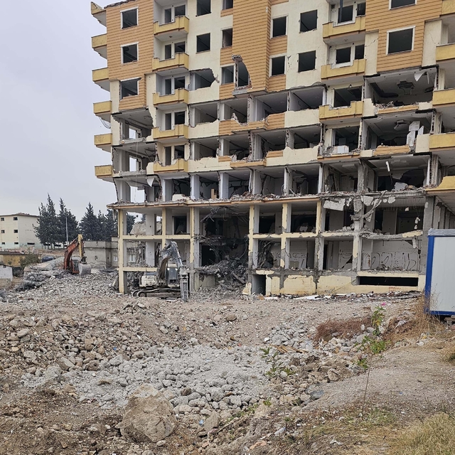 Gaziantep'te ağır hasarlı binaların yıkımına devam ediliyor