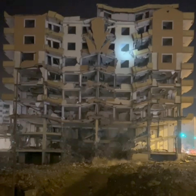 Gaziantep'te 6 katlı bina yıkım sırasında çöktü; o anlar kamerada