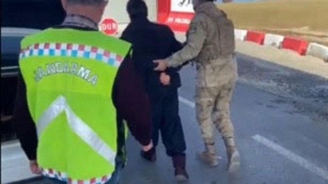 Afganistan uyruklu düzensiz göçmen, Bitlis'te otomobilin bagajında yakalandı