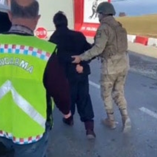 Afganistan uyruklu düzensiz göçmen, Bitlis'te otomobilin bagajında yakaland...