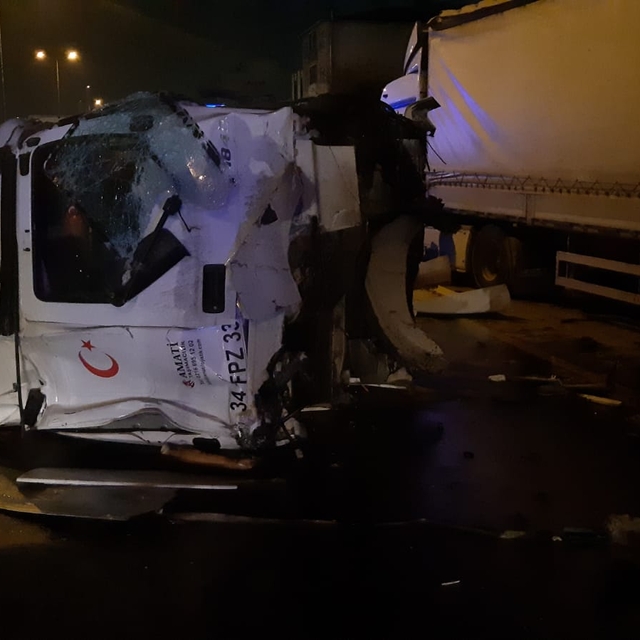 Emniyet şeridindeki TIR'a çarpan TIR'ın kupası koptu; 1 yaralı