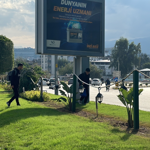 Hatay'da çimlere basan vatandaşlara anonslu uyarı
