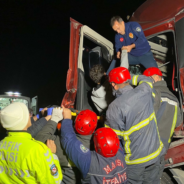 Manisa'da TIR, kamyona arkadan çarptı: 2 yaralı