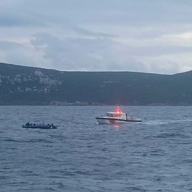 Sahil Güvenlik ekiplerinden aynı günde 10 operasyon: 294 kaçak göçmen yakal...