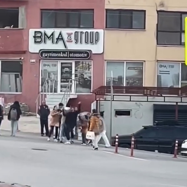 Bursa'da, kadınların yumruklu kavgası kamerada