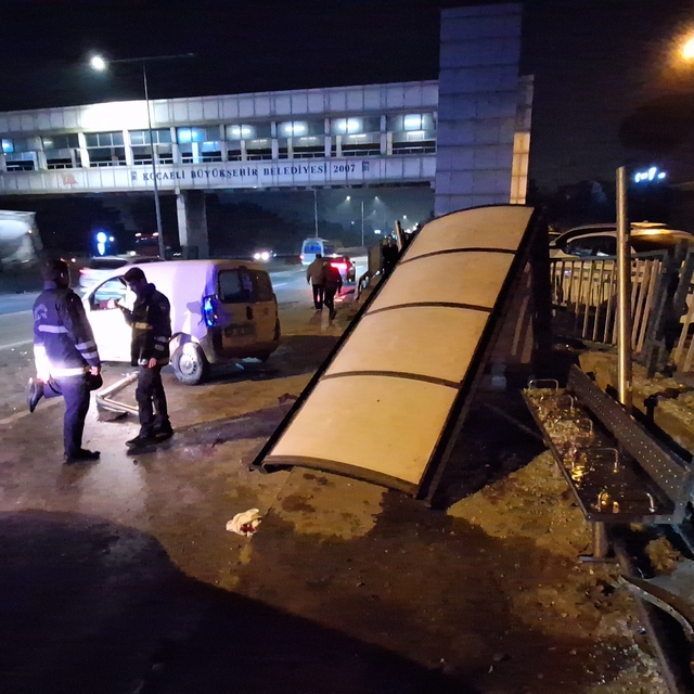 Otobüs durağına çarpan hafif ticari aracın sürücüsü yaralandı