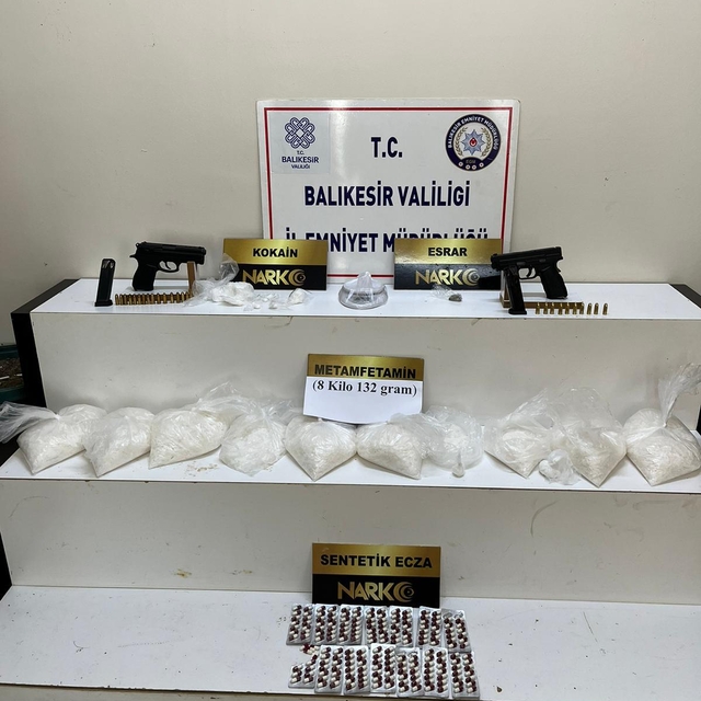 Balıkesir'de buzdolabına gizlenmiş 8 kilogram metamfetamin ele geçirildi