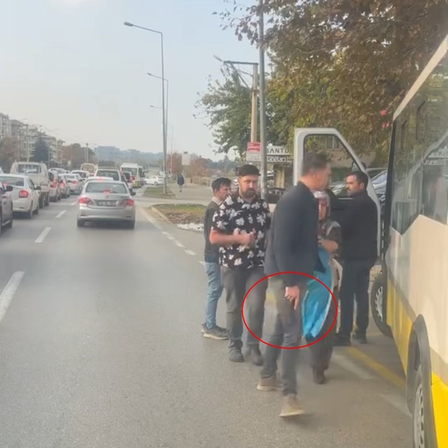 Trafikte tartıştığı belediye otobüsü şoförünü tabancayla tehdit etti; o anl...