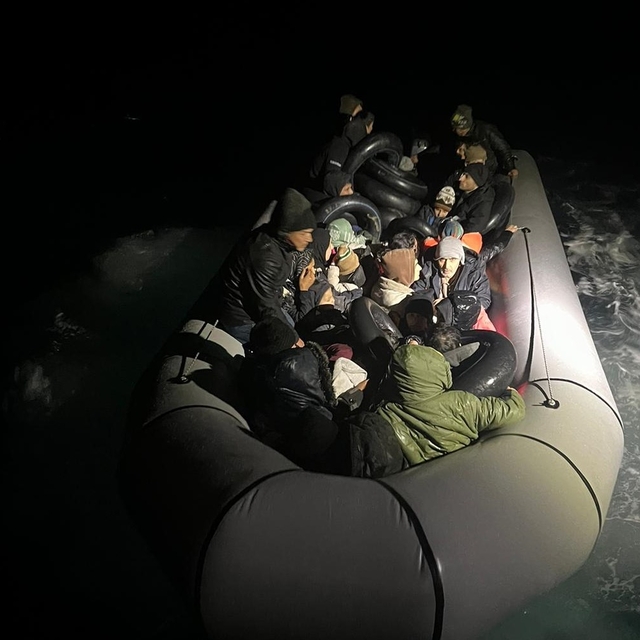 Ayvalık açıklarında 40 düzensiz göçmen yakalandı