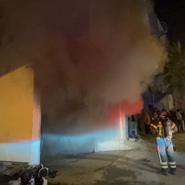 Mersin'de tekstil fabrikasında çıkan yangına müdahale ediliyor