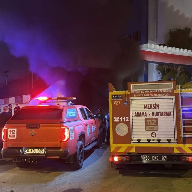 Mersin'de tekstil atölyesi yandı; 4 işçi dumandan etkilendi