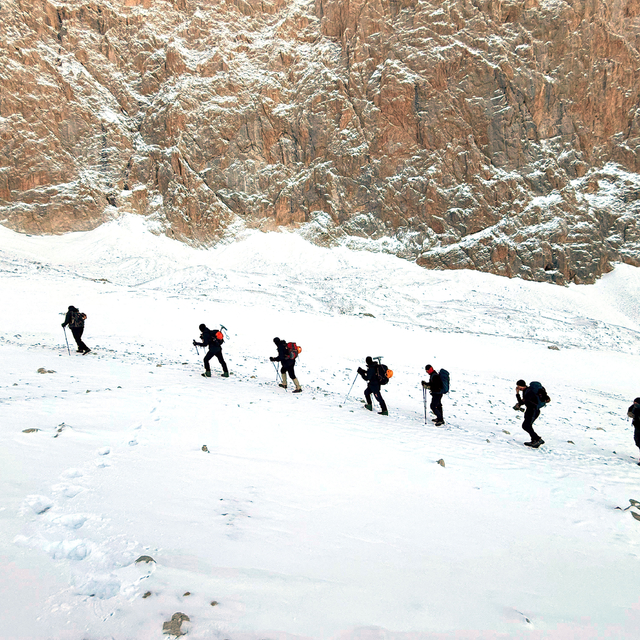 Aladağlar'da kaybolan Belarus uyruklu iki kız kardeş dağcıyı arama çalışmas...