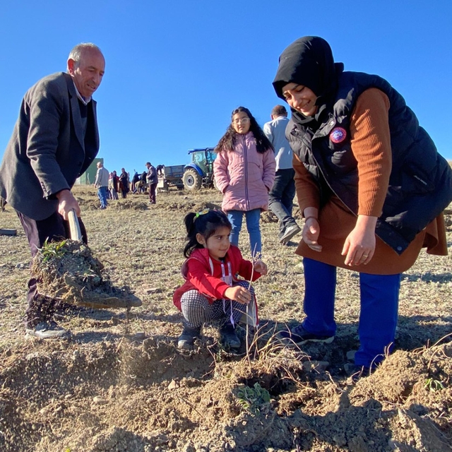 Köyde içme suyu sorunu çözülünce kadınlar hatıra ormanı kurdu