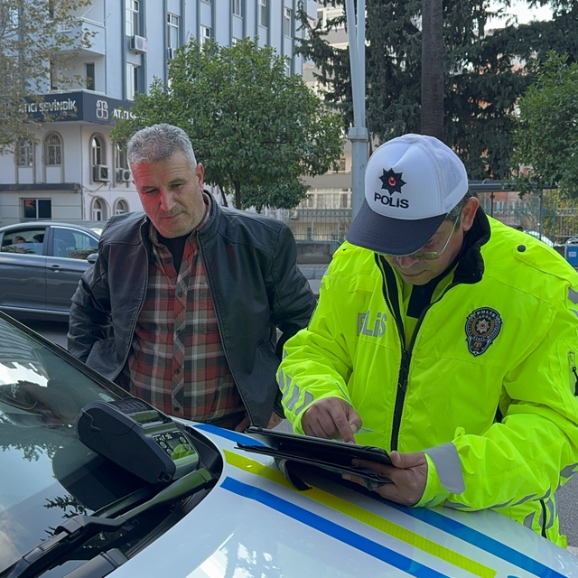 Adana'da yayalara "ilk geçiş hakkı" vermeyen 29 sürücüye para cezası