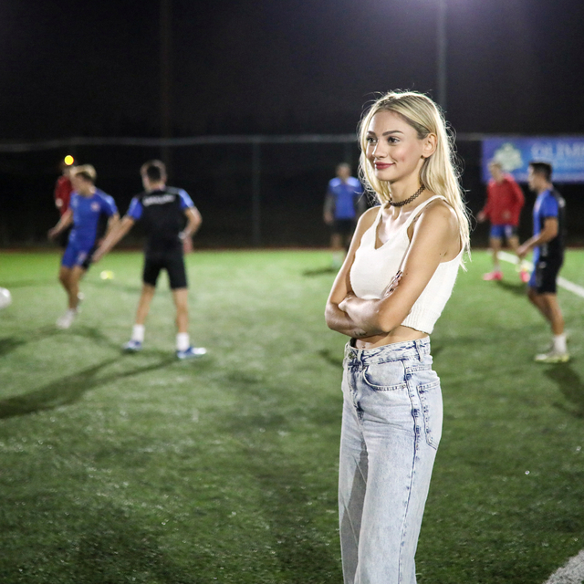 Podyumdan yeşil sahalara döndü, başkanlık koltuğuna da oturdu