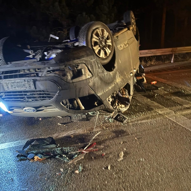 Amasya'da devrilen hafif ticari araçtaki 2 kişi yaralandı