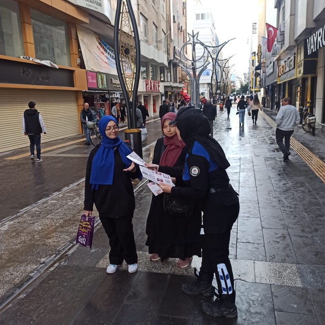 Hatay'da polis ekipleri Kadın Destek Uygulaması'nı anlattı