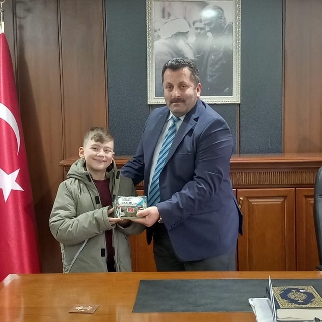 Gümüşhacıköy'de bir öğrenci kumbarasındaki parasını Gazze için bağışladı