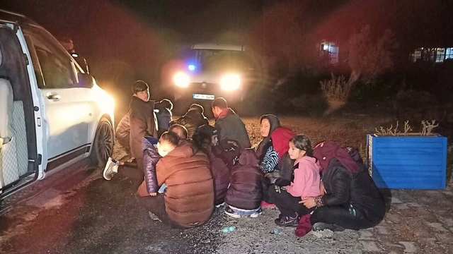 Çanakkale'de 64 kaçak göçmen ve 3 organizatör yakalandı