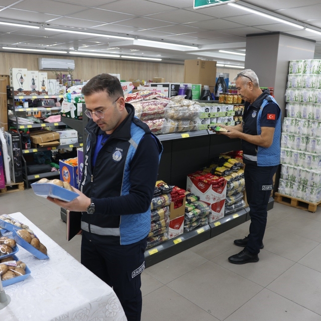 Silifke'de zabıta ekipleri zincir marketleri denetledi