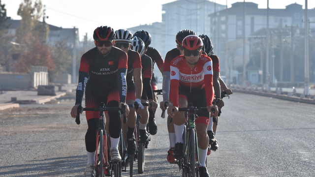 Balkan şampiyonu milli bisikletçi başarıya pedal çeviriyor