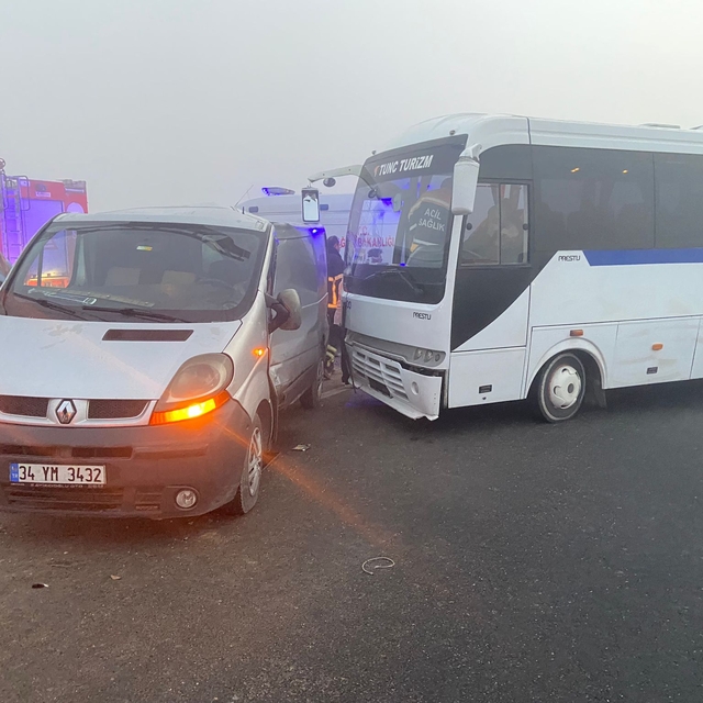 Tekirdağ'da sisin etkili olduğu yolda midibüs ile panelvanın çarpıştığı kaz...