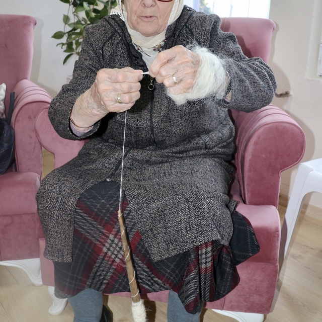 Trabzonlu kadınlar, atıl durumdaki okul binasında hem üretiyor hem de sosya...