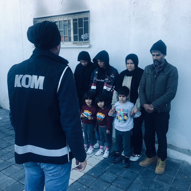 Balıkesir'de 8 düzensiz göçmen ile 2 insan kaçakçısı yakalandı