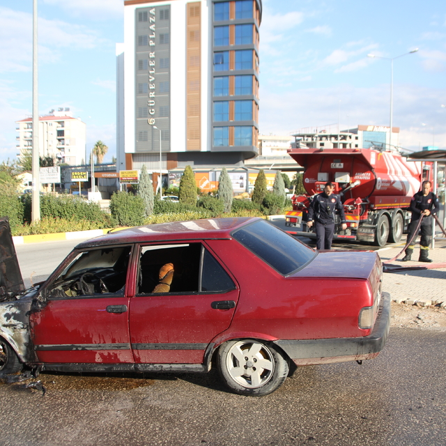 Serik'te seyir halindeki otomobilde yangın çıktı