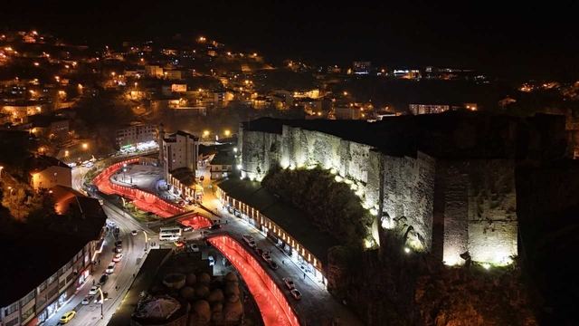 Bitlis'te kale surları, dere yatağı ve Kalealtı Çarşısı ışıklandırıldı