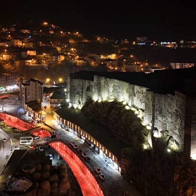 Bitlis'te kale surları, dere yatağı ve Kalealtı Çarşısı ışıklandırıldı