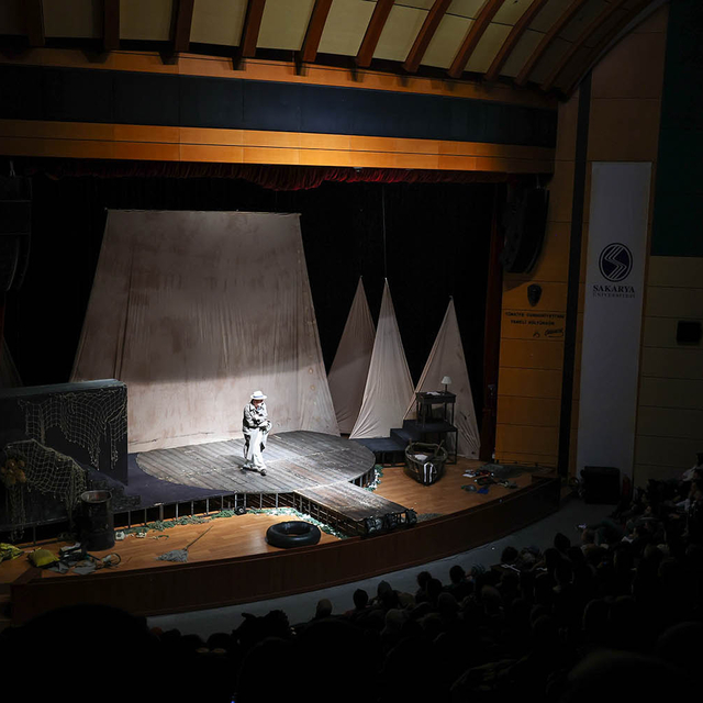 Sait Faik Abasıyanık'ın öykü ve anılarından uyarlanan tiyatro oyunu Sakarya...