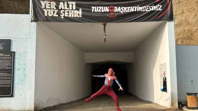 Türkiye'yi dolaşan "Örümcek Adam" Çankırı'da Yeraltı Tuz Şehri'ni gezdi
