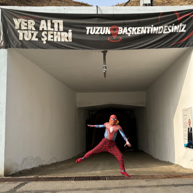 Türkiye'yi dolaşan "Örümcek Adam" Çankırı'da Yeraltı Tuz Şehri'ni gezdi