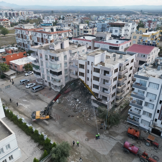 Adana'da güçlendirme başvurusu yapılmayan orta hasarlı binaların yıkımı sür...