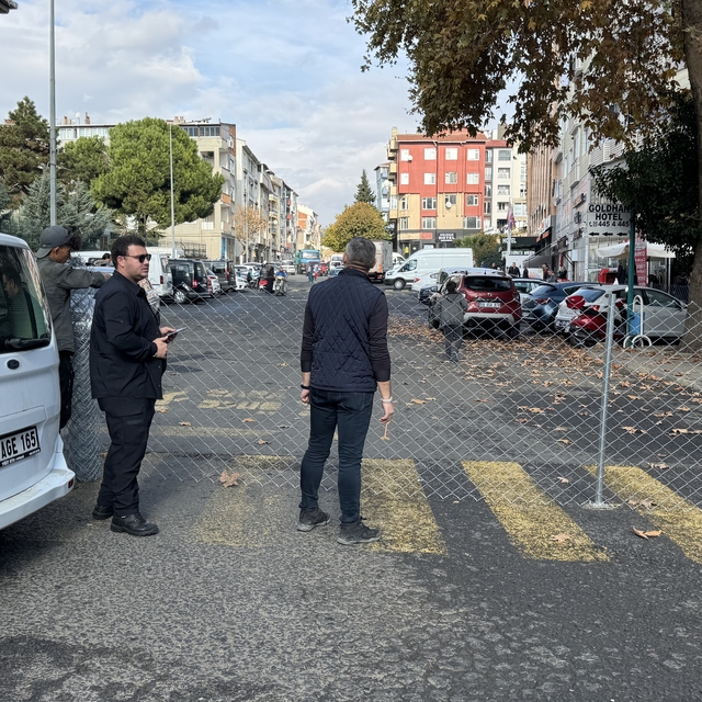 Tekirdağ'da tapulu arazisi olduğunu iddia ettiği sokak girişini tel örgüyle...