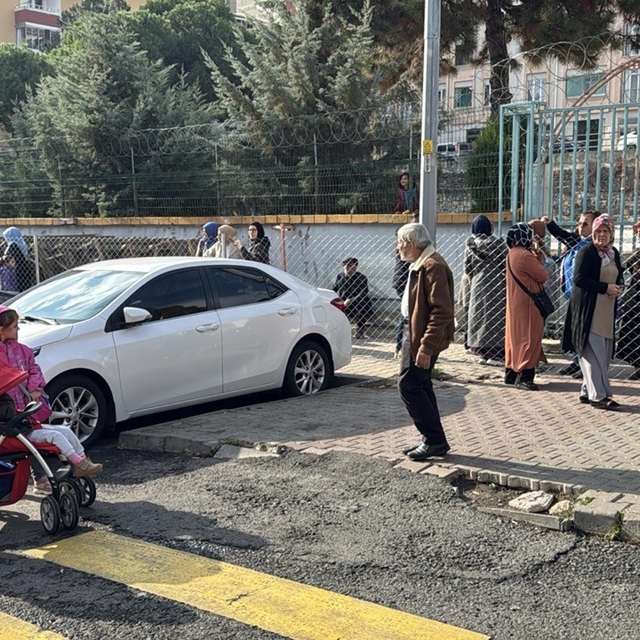 'Tapulu arazim' deyip sokağı tel örgüyle kapattı