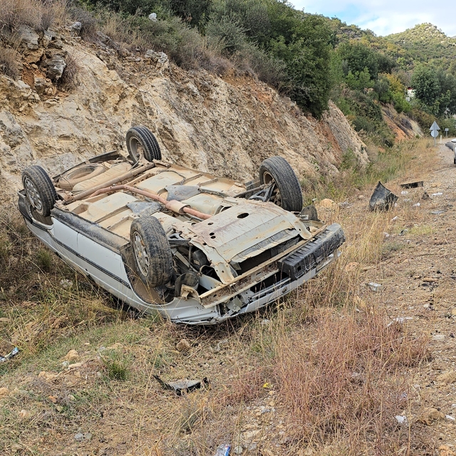 Adana'da devrilen otomobilin sürücüsü yara almadan kurtuldu