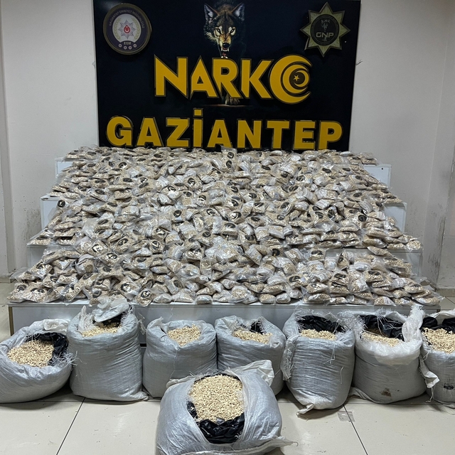 Gaziantep'te 3 milyon 204 bin sentetik hap ile 27 kilo metamfetamin ele geç...
