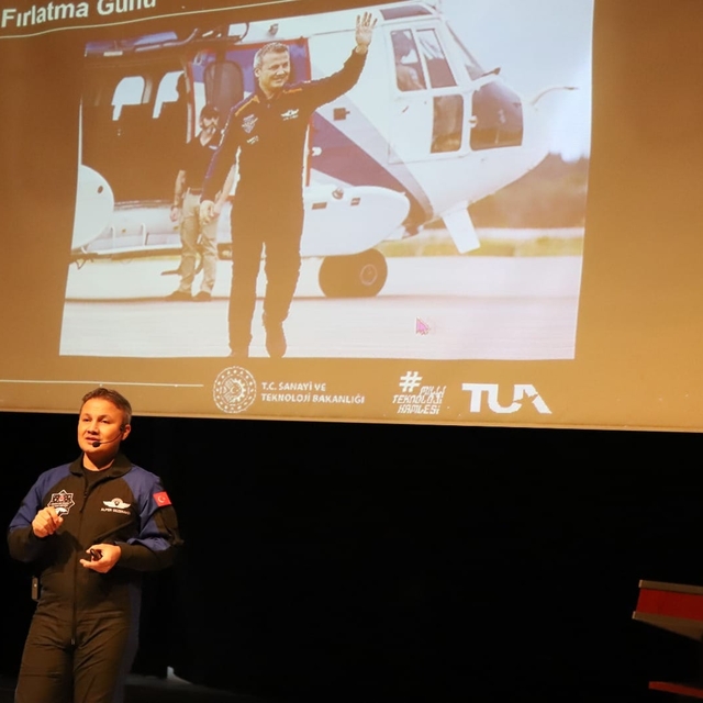 Türkiye'nin ilk astronotu Alper Gezeravcı Niğde'de öğrencilerle buluştu