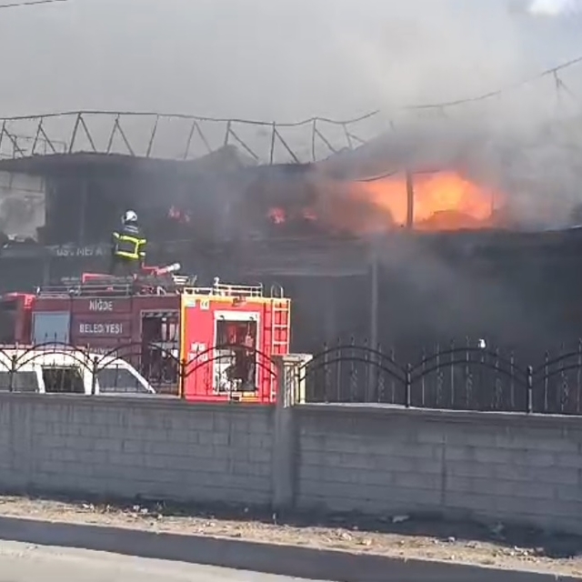 Niğde'de otomobil tamirhanesinde yangın