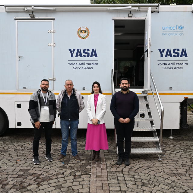 "Yasa tırı" depremden etkilenen illerde vatandaşlara hukuki hizmet veriyor