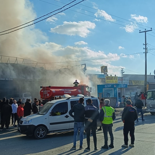 Niğde'de oto tamirhanesinde çıkan yangında 3 araç kullanılamaz hale geldi