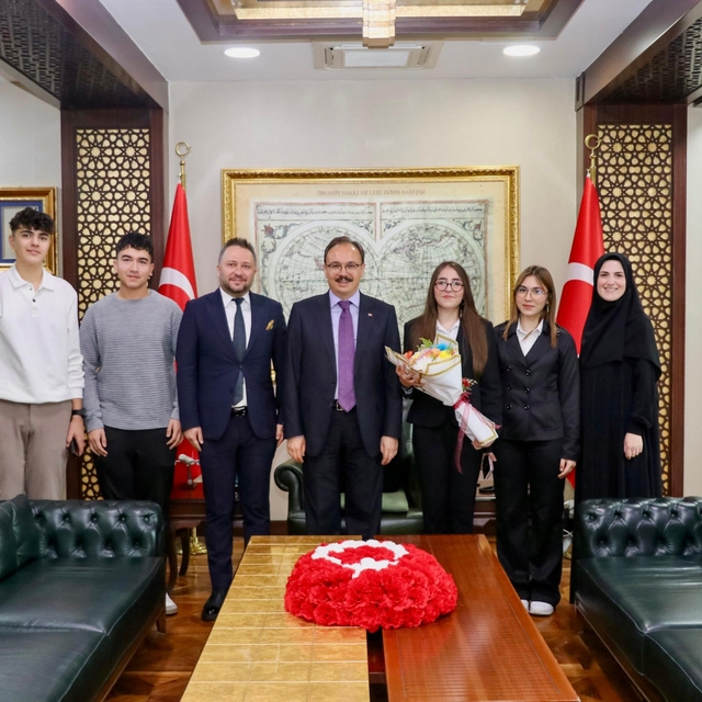 Siirt Valisi Kızılkaya, 20 Kasım Dünya Çocuk Hakları Günü'nde çocukları ağı...