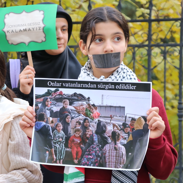 Siirt'te Dünya Çocuk Hakları Günü'nde Gazze'deki çocuklar için sessiz yürüy...