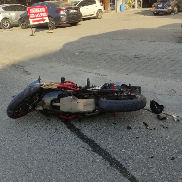 Bursa'da park halindeki minibüse çarpan motosikletin sürücüsü yaralandı