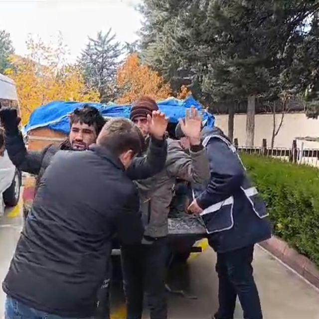 Kamyonette kaçak göçmen taşıyan 2 şüpheli tutuklandı