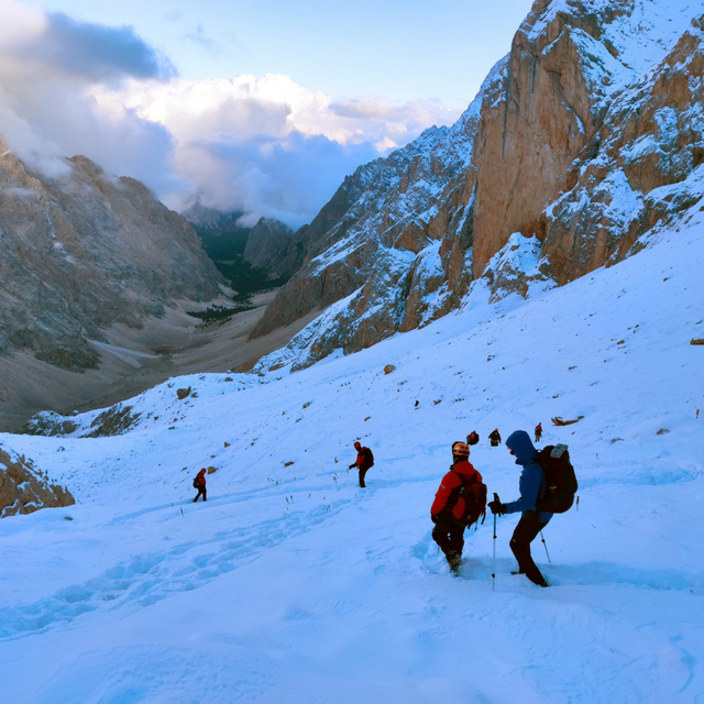 Aladağlar'da kaybolan Belarus uyruklu iki kız kardeş dağcı bulundu